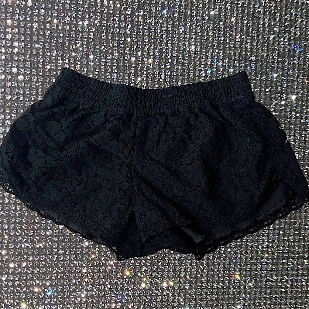 Talula Aritzia lace shorts black floral flowers booty shorts cute boho fairy y2k - Picture 1 of 3